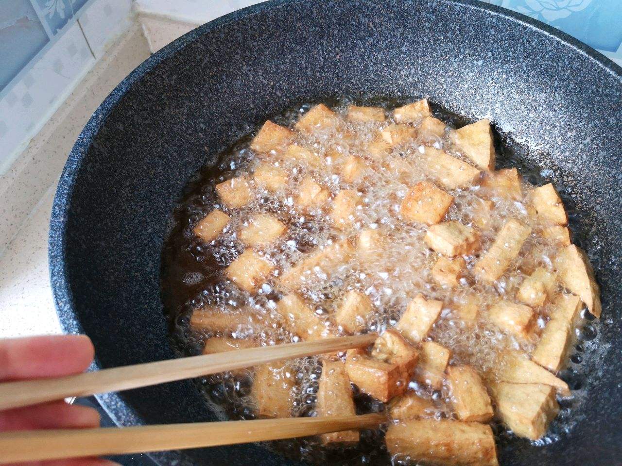 豆腐泡的做法视频教程(烧豆腐泡的家常做法视频)