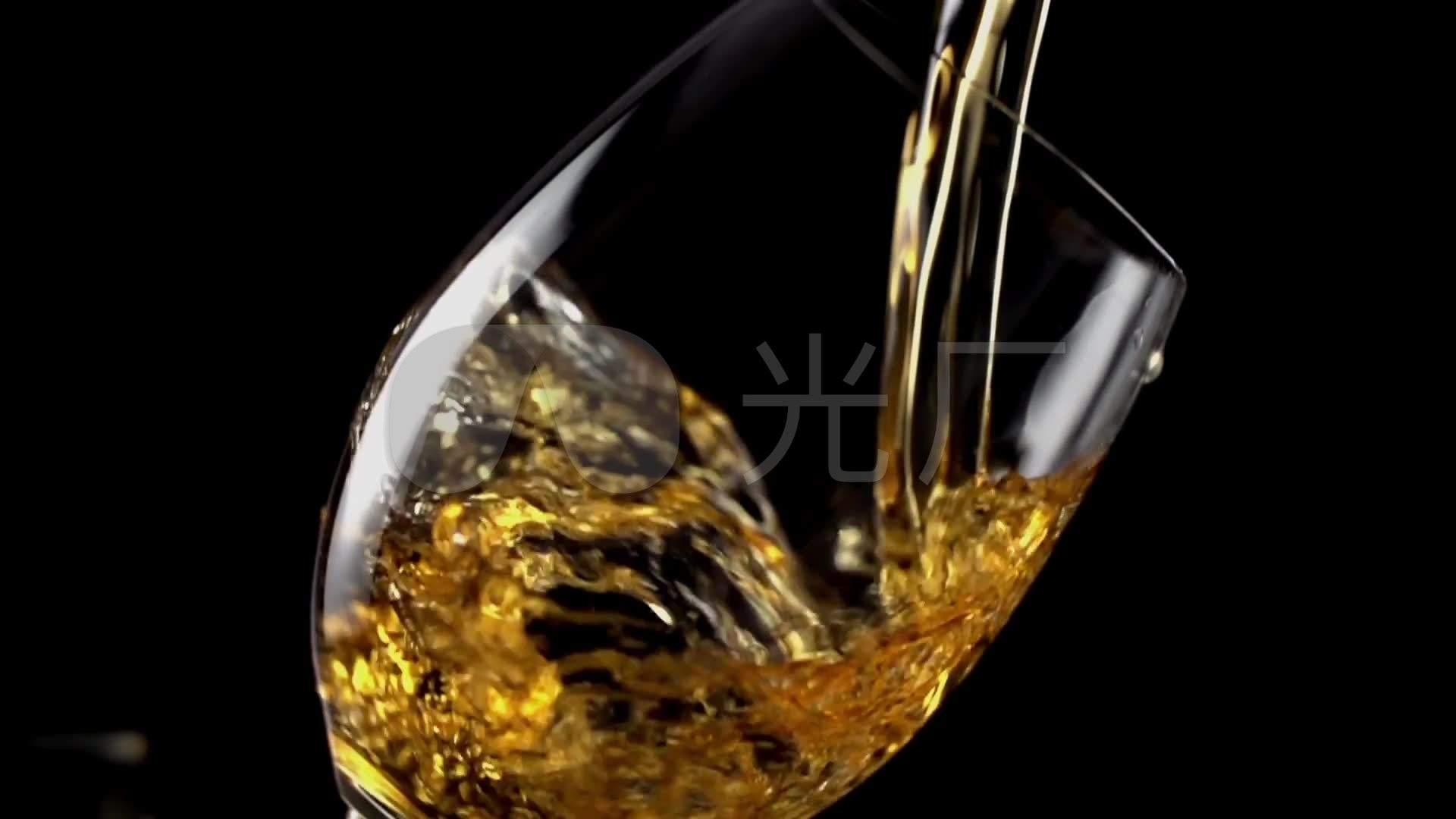 倒酒短视频(酒桌倒酒视频)