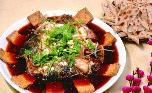 鱼头泡饼的做法视频(正宗的鱼头泡饼的做法)