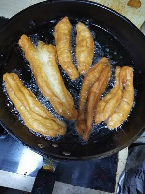 家庭油条制作方法视频(如何在家做油条视频教程)