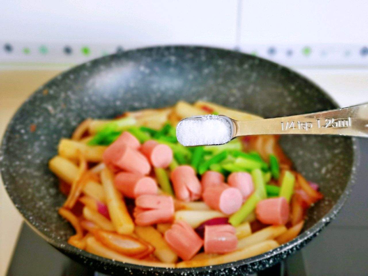 炒年糕的做法视频(香辣梭子蟹炒年糕的做法视频)