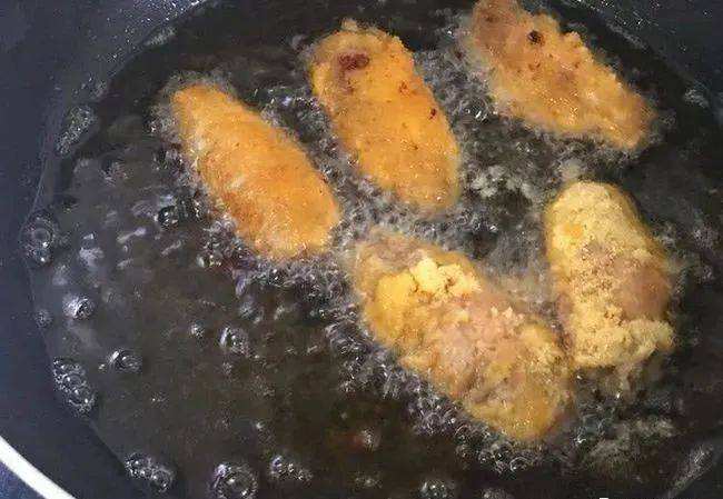 油炸鸡翅的制作方法视频(油炸鸡翅中的做法大全视频)