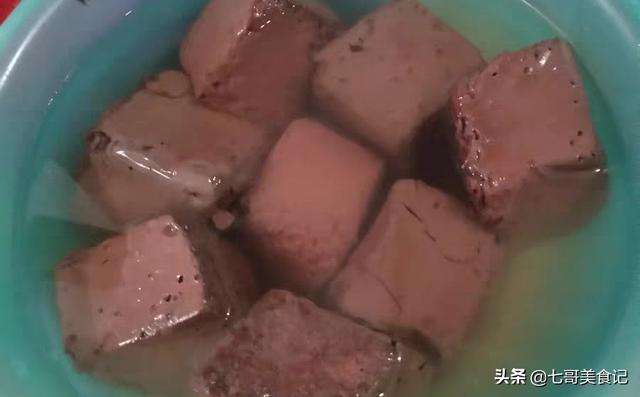 生猪血怎么做成血块视频(生猪血怎么做成血块视频教学)