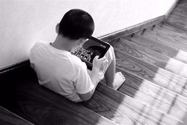 孩子沉迷手机短视频(沉迷手机游戏短视频对青少年的影响)