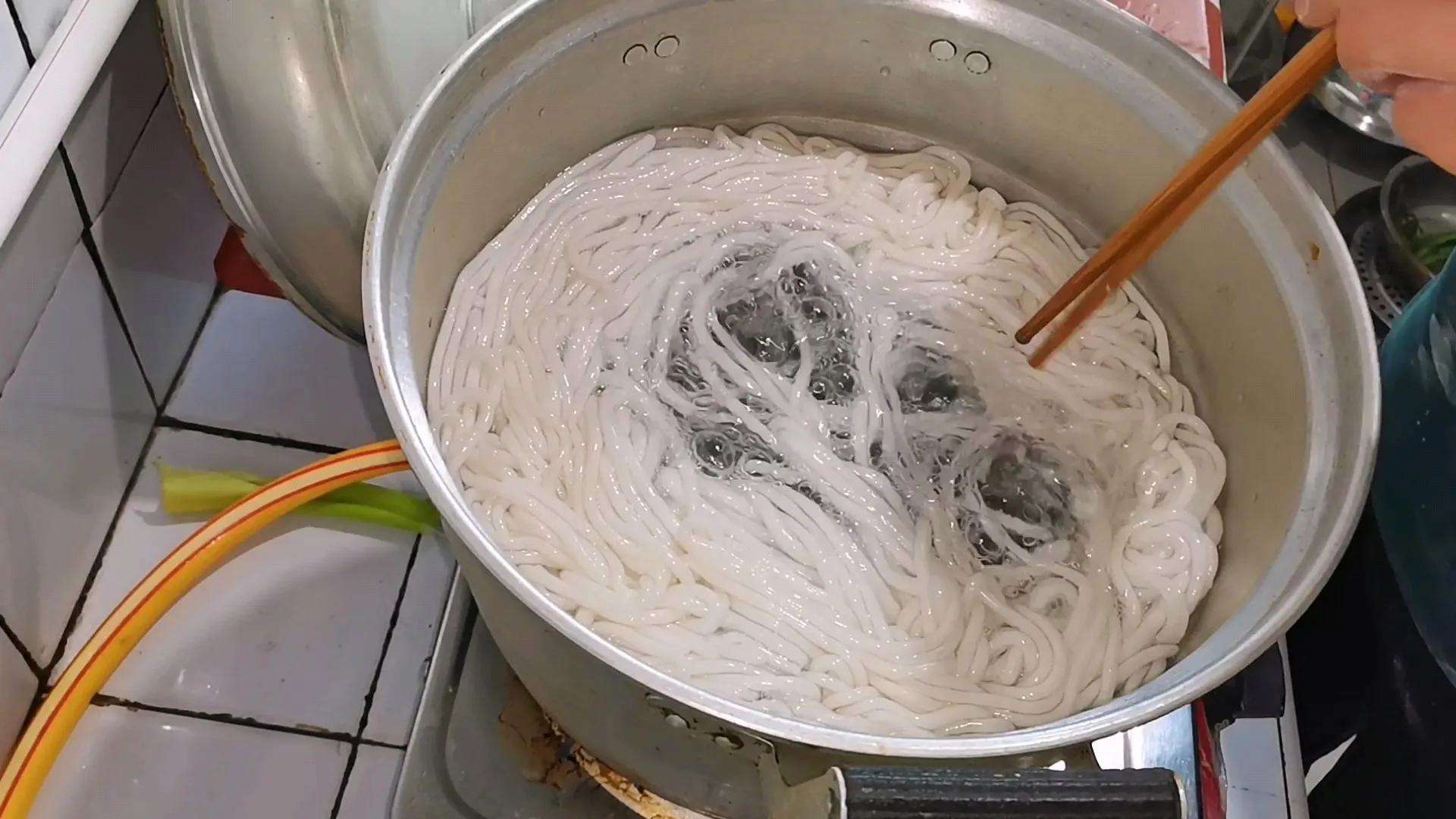 土豆粉制作视频(土豆粉咋做好吃视频)