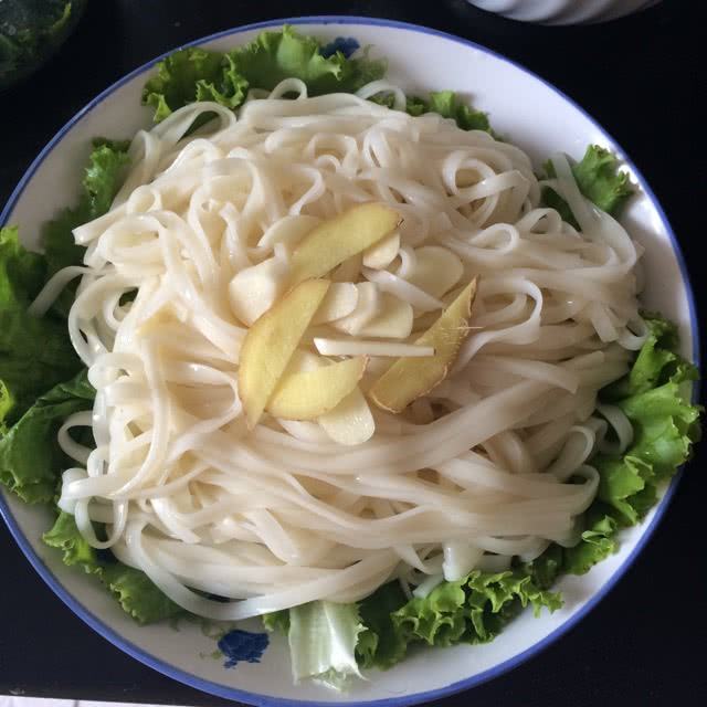 油泼面做法步骤视频(油泼面的做法大全视频窍门)